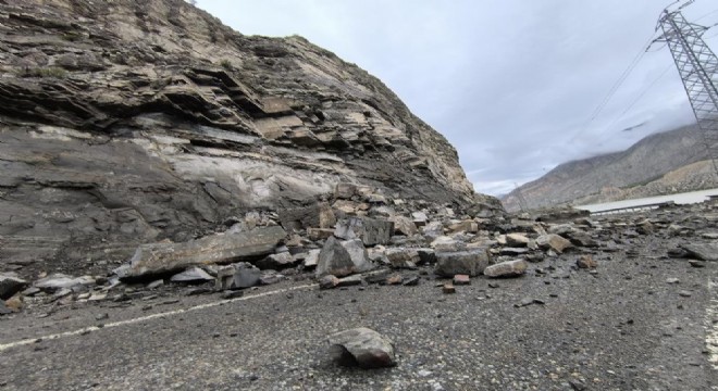 Eski Erzurum - Artvin yolunda heyelan